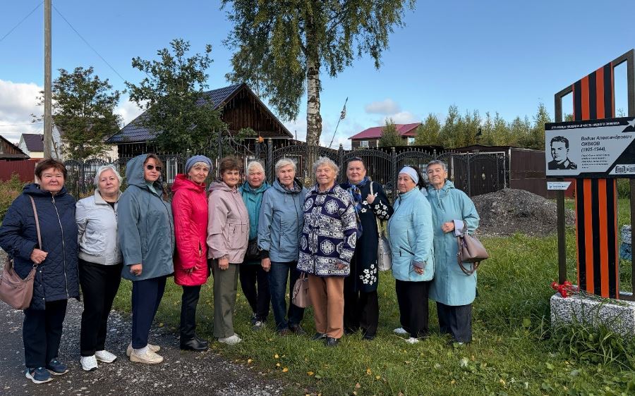 Жители Усолья у памятного знака
